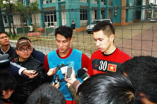 2 cầu thủ Việt kiều trở thành tâm điểm của rất đông phóng viên báo chí có mặt tại sân để theo dõi buổi tập của đội tuyển.